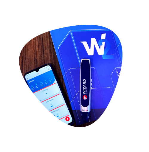 Livro do aluno com a Wizpen apoiada sobre a página e o aplicativo Wiz.me no celular